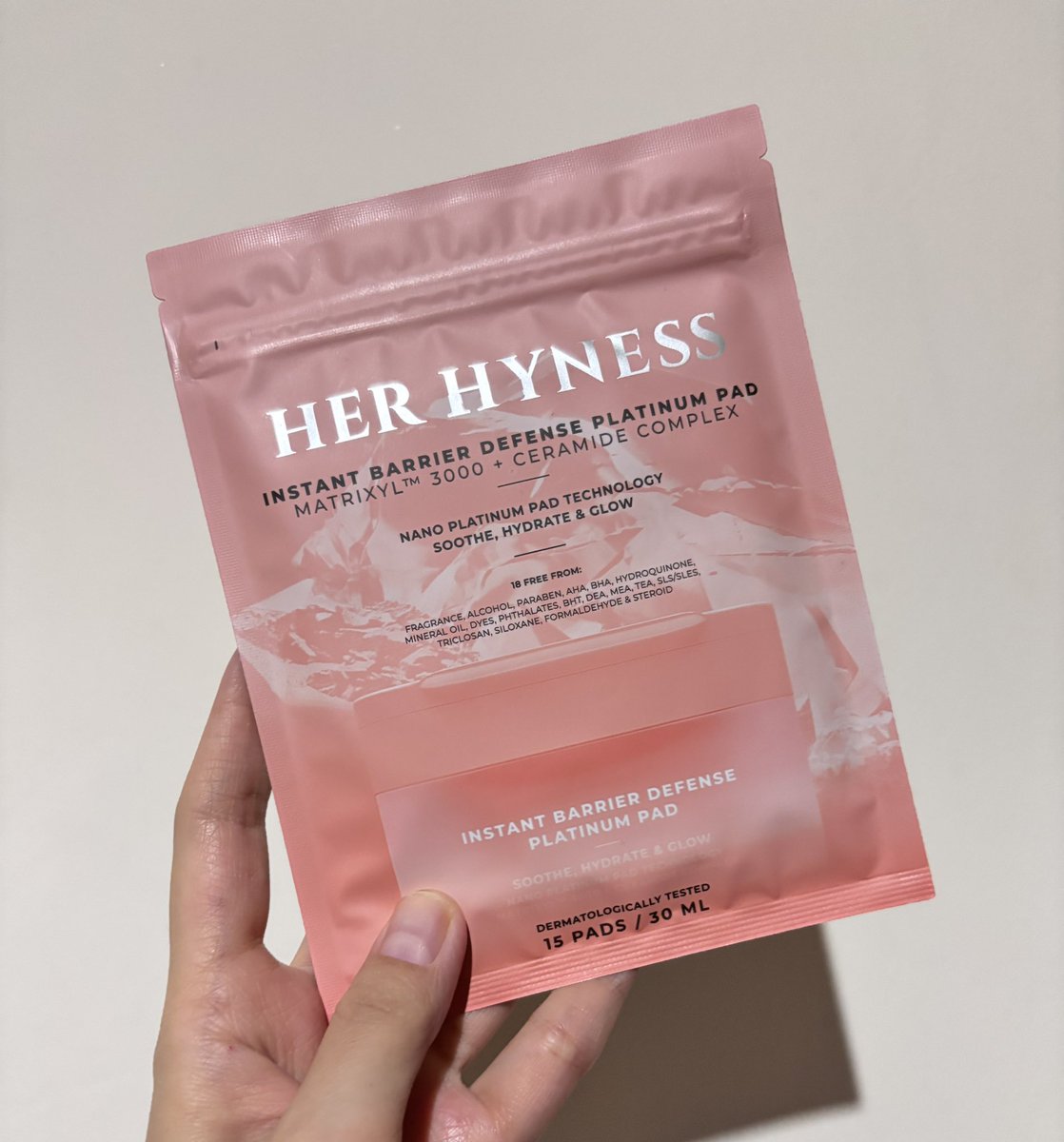 PangLReview's tweet image. มาค้าบบบ ข้ามปีกับแพดขาว Herhyness บูสต์ผิวให้กลาสสกินกันไปเลย เป็นการมอบความรักให้ผิวตัวเองที่ดีมาก เค้าเป็นแพดที่ชุ่มชื้นมากจริงๆ แผ่นอุ้มเซรั่มแบบฉ่ำ อยากผิวโกลว์ใส กลาสสกิน ต้องลองละจ้า คืนนี้ขอสวยข้ามปีน๊าา อิอิ