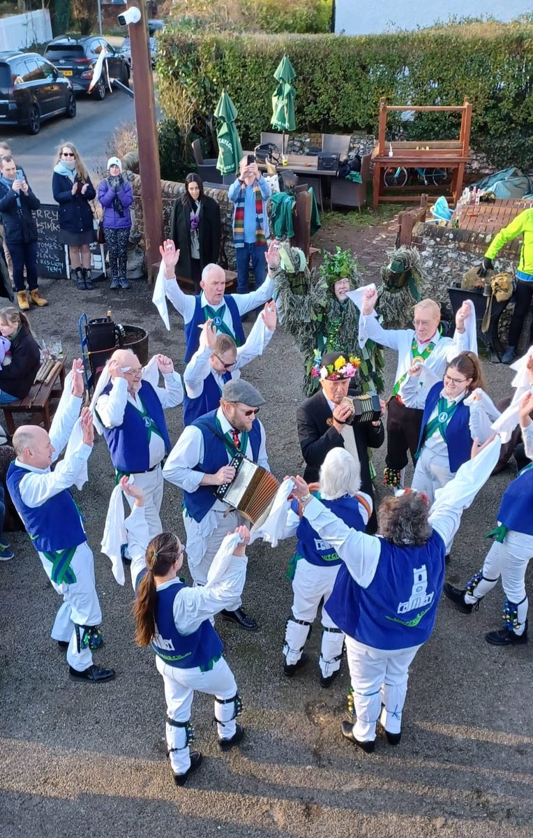 We had a cold but very enjoyable Boxing Day at The Red Lion, Little Missenden. 
Thanks to everyone for braving the cold to come and watch us. Here are a few photos. 
A few of us will be joining Etcetera Morris Men for their annual New Year's Day dance at The Wonder, Enfield at 12