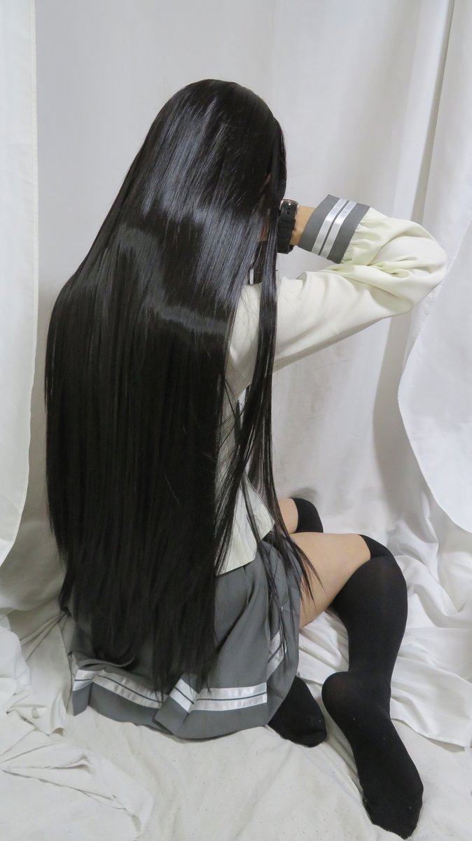 みなさまあけおめ！😃
1月1日と言えばこの方、黒澤ダイヤさん。いつも通り鞠莉にチョロられて激写されまくってますが、普段の気丈さとは相反する意外に頼りなげなほっそりした身体つきとアニメのような光沢を放つ黒髪をお届します😎
今年もよろしくお願いいたします🎍
#女装
#黒澤ダイヤ生誕祭2026