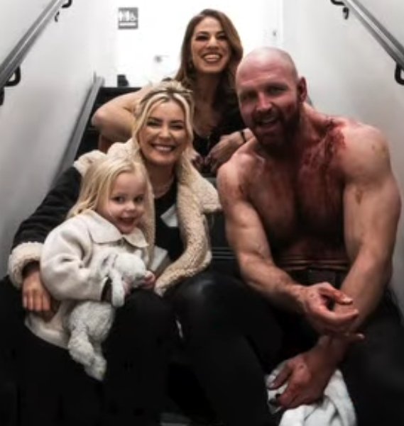 Marina Shafir with Jon Moxley, Renee Paquette and their daughter Nora. ❤️

(via Renee’s IG)