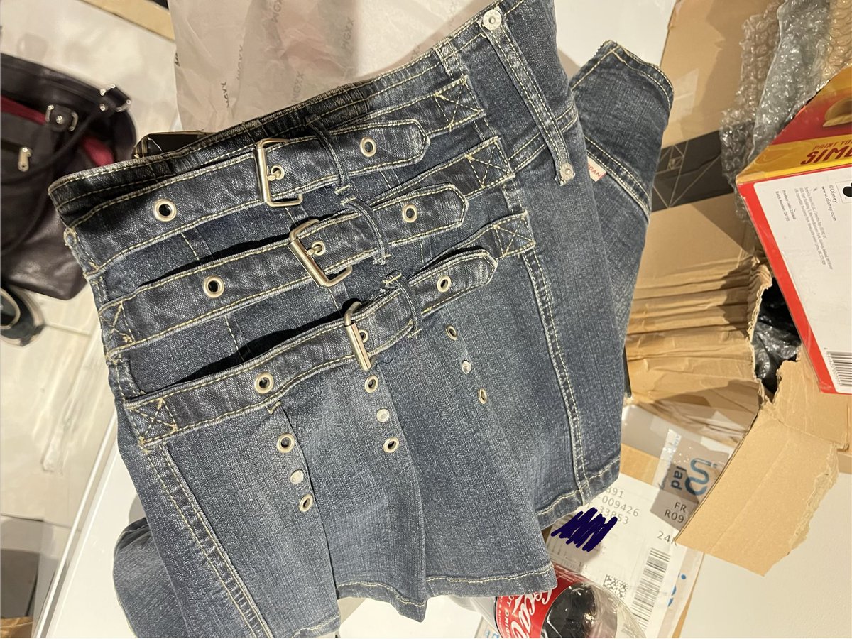 spleenprincess's tweet image. mdr j’ai acheté une jupe sur Vinted, à l’intérieur je trouve des sortes de cocons trop bizarres, je demande à ChatGPT c’est quoi il me dit que c’est un NID DE GUÊPES MAÇONNES 😂😂😂😂😂😂 je préfère en rire lv