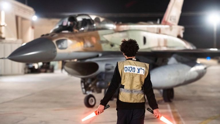 GalGadotUSA's tweet image. We hear you... Your heart is crying out to us. 🇮🇷🇮🇱

We don't turn our backs on friends. Help is on the way. Keep fighting and stay strong.

Soon, you will see angels above and hear us too. I am with you, and I brought the wrath of Hashem with me.

#GodofIsrael #Hashem #wrath