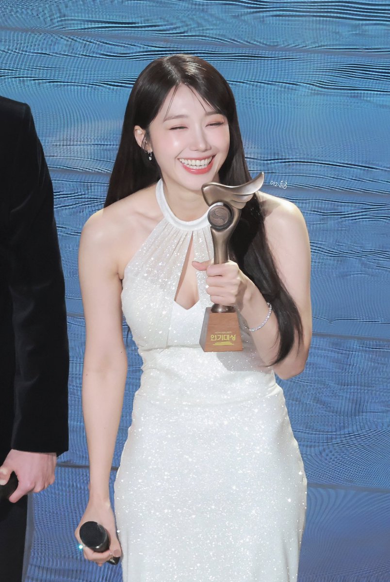 251231 KBS 연기대상 정은지 🏆

<a href="/Apinkjej/">정은지</a> 🐶 

시상 너무 축하해요 🫶🏻 

연말에 언니를 봐서 너무 행복했고 
제 눈에는 언니가 제일 빛났어요 ✨

#난_언니가_받을줄_알았어요 😌

#Apink #에이핑크 #정은지 #은지 #郑恩地