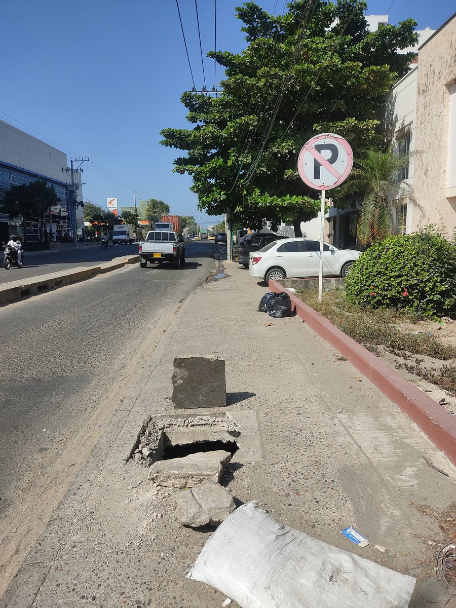 Elmayorsigilo's tweet photo. #Peligro Apareció #Hueco #Hoyo como de metro y medio de profundidad en barrio #Bosque Transversal 54 frente #Acera #Anden Banco De Occidente @patrulleroefra @MarielaAlvear @jorvane @Bobbiemartins75 @BonfanteMaria @DATT_Cgena #Movilidad @DelcydeAvilaM @juanyacaman @ramonsaravia1 https://t.co/kLVfDnIXVI