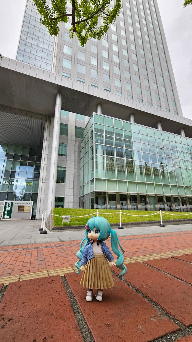 Mikuhashi_39's tweet image. とても大切にしていた人形が移動中に迷子になってしまいました。
写真1枚目の人形で体長約10センチほどです。（洋服は写真と一緒です）
時間は本日（1月1日）の1時前とかだと思います。
場所はおそらく写真2枚目の赤線の道路、歩道です。
#拡散希望 #福島駅 #福島市