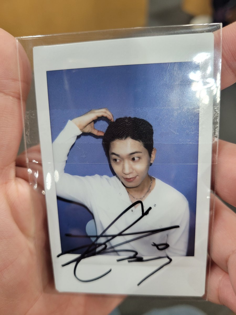 K-POP アイドル サイン入りポラロイド写真 昨日のkpopアイドルコンサートめっちゃ楽しかった😆 先着順イベントが