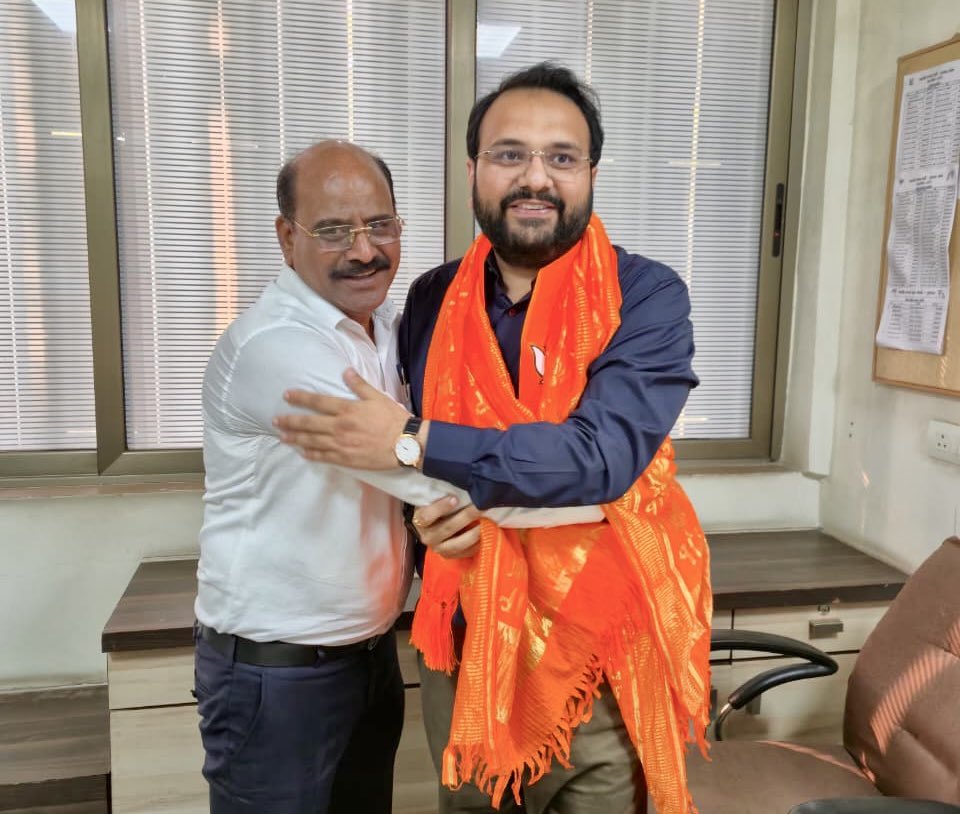 pradipparmarguj's tweet photo. આજરોજ પ્રદેશ ભાજપ કાર્યાલય શ્રી કમલમ્ ખાતે નવનિયુક્ત પ્રદેશ ઉપપ્રમુખ શ્રી ભરતભાઈ પંડ્યા, યુવા મોરચા અધ્યક્ષ @drhemangjoshimp અને SC મોરચાના અધ્યક્ષ ડો. કિરીટભાઈ સોલંકી સાથે શુભેચ્છા મુલાકાત કરી અભિનંદન સહ શુભકામનાઓ પાઠવી. https://t.co/AHGncqcJYJ