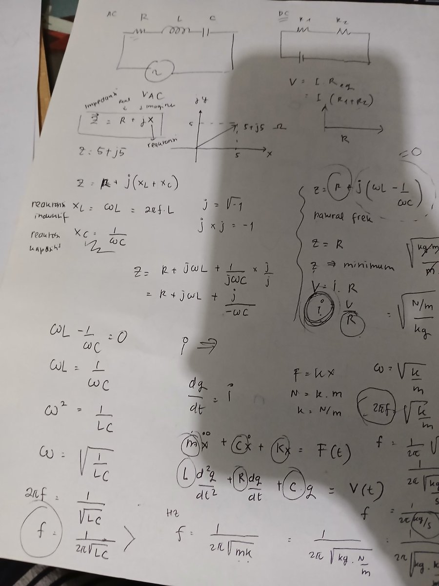 afdamsss's tweet image. Woman in engineering.
Aku dikasih tugas dinamika struktur untuk projek mtk. Gak ngerti, all of a sudden ibu aku yg lagi di kasur ngambil kertas terus nulis di atas buku, ngajarin tentang perbandingan getaran redaman sama impedansi RLC. Berasa 3 sks 😂