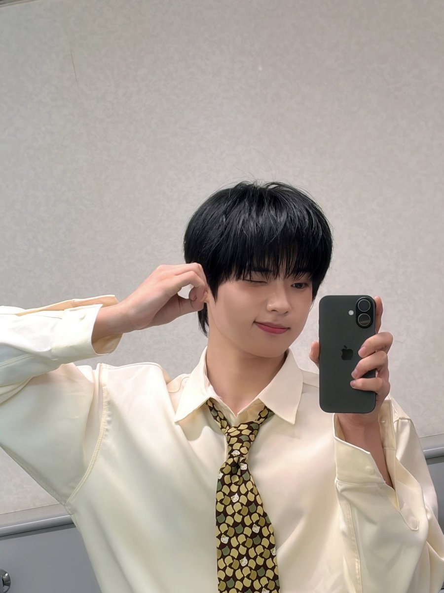 TIOT_NOW's tweet photo. [#예찬]
2025년에 찍은 마지막 거울샷…
2026년도 잘 부탁드립니다 로티!!💕💕

#신예찬 #SHINYECHAN
#TIOT #티아이오티 https://t.co/P5P4PMAUvE
