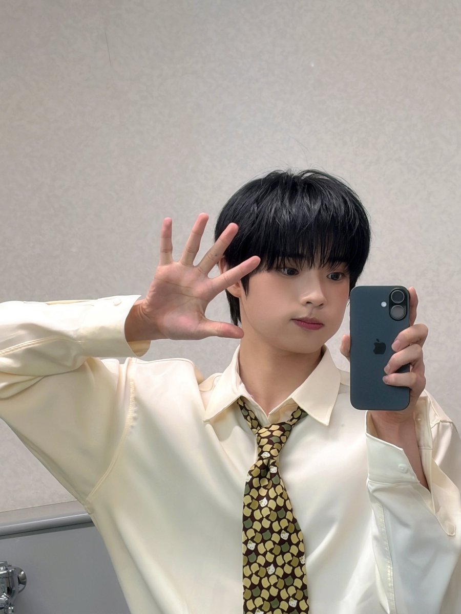 TIOT_NOW's tweet photo. [#예찬]
2025년에 찍은 마지막 거울샷…
2026년도 잘 부탁드립니다 로티!!💕💕

#신예찬 #SHINYECHAN
#TIOT #티아이오티 https://t.co/P5P4PMAUvE