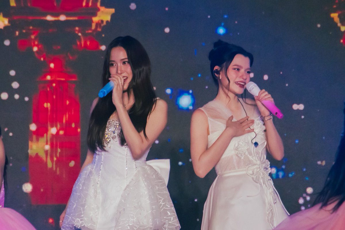 CpnLife's tweet photo. SAROCHA REBECCA X CTW BYE2025

เพลง💗 นี้ 👉 A Thousand Years ความหมายซึ้งเกินบรรยาย 👉 เธอหมุนรอบฉัน  ฉันหมุนรอบเธอ 
🎙Freen & Becky บนเวทีเคานต์ดาวน์เซ็นทรัลเวิลด์ ก็ถ่ายทอดออกมาได้โรแมนติก💞มากถึงมากที่สุด 

#CTWCountdown2026XFreenBecky #srchafreen #beckysangels
#centralwOrldCountdown2026 #centralwOrld