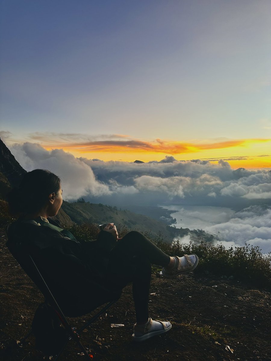 Catatan akhir tahun, kopi, dan memori. Tanpa perlu meromantisasi pergantian tahun. Setelah terbangun, tetap melanjuti hidup.