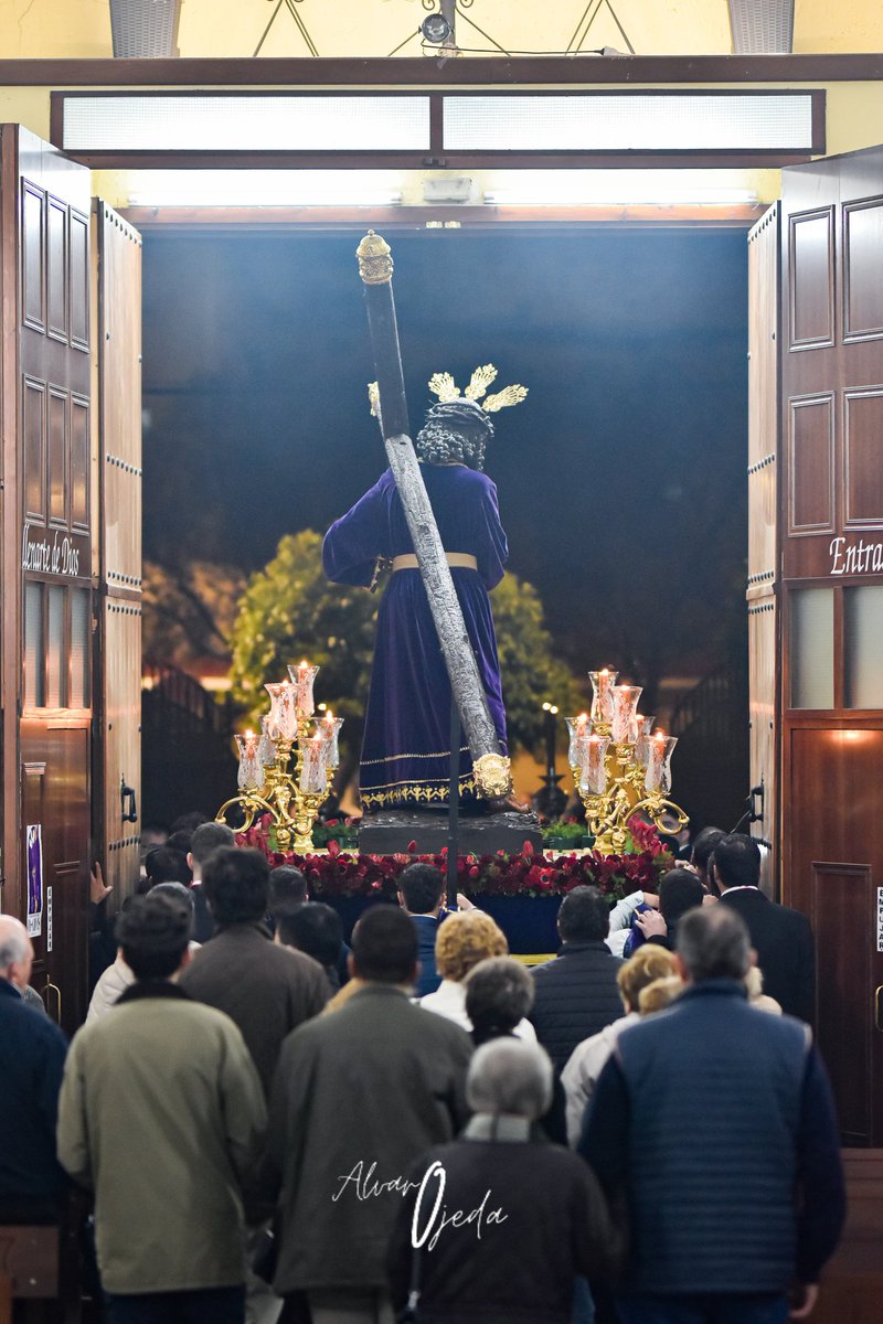 Carmen_SLeandro's tweet image. El Señor y su Bendita Madre han vuelto a caminar entre su pueblo, rodeados del cariño, la fe y la oración de tantos hermanos y devotos que los acompañan por las calles. Un año más, hemos sido testigos de miradas que rezan, manos que se alzan y corazones que laten al mismo ritmo.