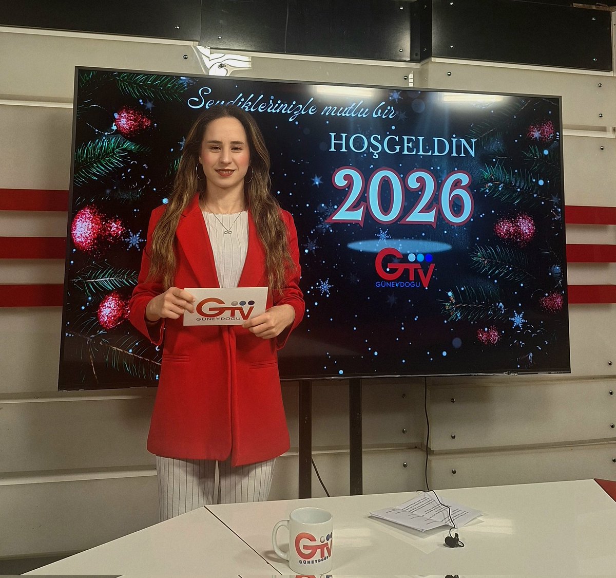 eminekayaaa1's tweet photo. Birazdan Güneydoğu TV @Guneydogu_TV ekranlarında Yılbaşı Özel programında sizlerle olacağız.

Yeni yıla birlikte merhaba demek için ekran başına bekliyoruz ✨️ https://t.co/2NMdqi0lVz