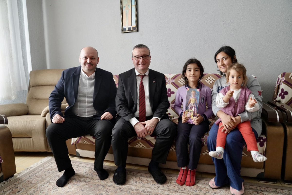 Sait Faik’in dediği gibi: “Bir insanı sevmekle başlar her şey.”

Biz de bu inançla, yeni yıl ziyaretlerimizde çok sevdiğimiz Bigalı hemşehrilerimizin evlerine misafir olduk.
Sohbet ettik, dualar aldık, yüreklere dokunduk.