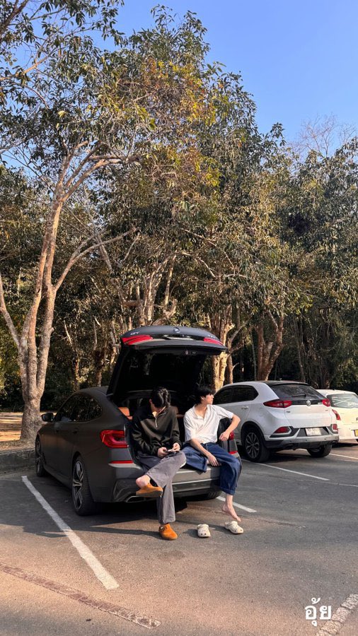 thipparosdtp's tweet photo. ถ้าพูดถึงเรื่องช่วงสิ้นปีหรือปีใหม่ที่ปอนด์ภูวินอยู่ด้วยกันก็คือน่ารักมาก ส่วนใหญ่ไม่ใช่การทำงานด้วยซ้ำอะ จะเป็น Day off ของน้องๆ

30 Dec 2022 : Day off ไปเดินสยามกินข้าว/ถ่ายรูปด้วยกัน

1 Jan 2024 : ภูวินนั่งตุ๊กๆ 400฿ เพื่อไปหาพี่ปอนด์หลังขึ้นใหม่ 00:00 ไปแล้วก็คืนของ 31 Dec 2023 นั่นแหละ

31 Dec 2024 : งานเคาท์ดาวน์ที่พารากอน

1 Jan 2025 : ทริปเขาให��่

31 Dec 2025 : ภูวินไปหาพี่ปอนด์ที่ร้านโยเกิร์ตแล้วออกไปด้วยกัน ไปดูคอนเสิร์ตพร้อมเคาท์ดาวน์ด้วยกันที่เอเชียทีค