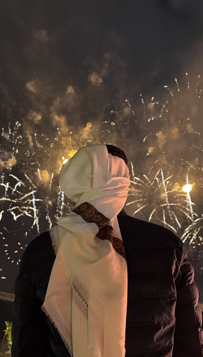 _vmxy's tweet image. نطوي مع الايام عام ورا عام
تمر ساعات الفرح في دقايق

ايام راحت بالعمر مثل الاحلام
يـوم بهـا زعـلان وايــام رايق.