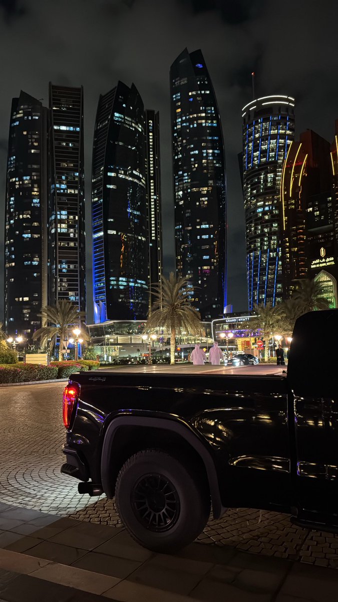 _vmxy's tweet image. نطوي مع الايام عام ورا عام
تمر ساعات الفرح في دقايق

ايام راحت بالعمر مثل الاحلام
يـوم بهـا زعـلان وايــام رايق.