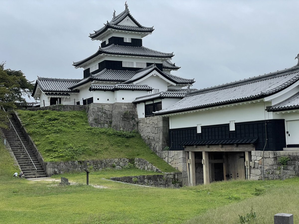 kawazo28's tweet photo. 謹賀新年！2026年のスタートですね🏯✨
昨年はお城巡りの投稿を通じて、たくさんの方と繋がることができて嬉しい一年でした。
今年はさらにフットワークを軽く、有名な名城はもちろん、草木に埋もれた「隠れた城址」まで、その魅力を余すことなくお届けしたいと思っています。
皆さまにとって、難攻不落の幸せが訪れる一年になりますように！
本年もどうぞよろしくお願いいたします。

#2026年 #新年のご挨拶 #お城巡り #城址 #歴男 #歴女 #攻城記録