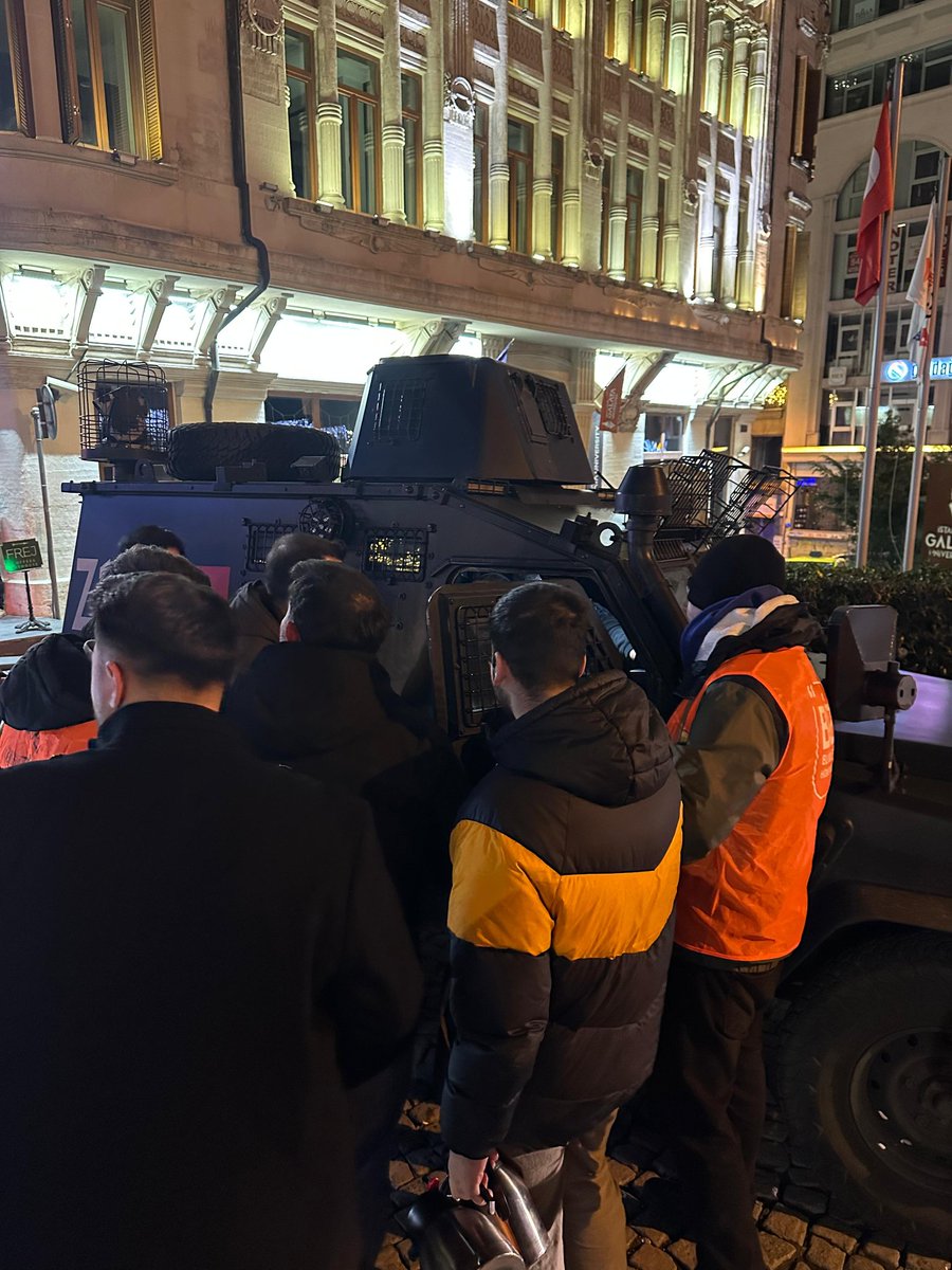 Yılbaşı gecesi, görevleri başında olan emniyet mensuplarımıza Beyoğlu Gençlik Kolları olarak sıcak bir çay ikram ettik.
Fedakârca görev yapan polislerimize teşekkür ediyor, kolaylıklar diliyoruz.