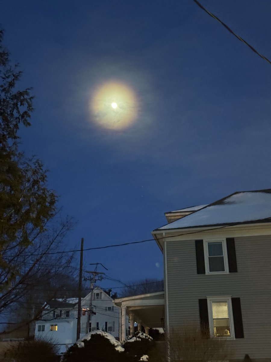The moon has a a really cool rainbow halo ish thing around it rn, image size:900x1200