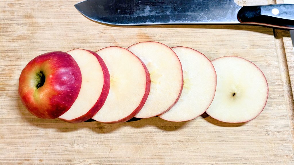切り方】 ①リンゴを皮付きのまま横に6等分 ②一番上と一番下以外の