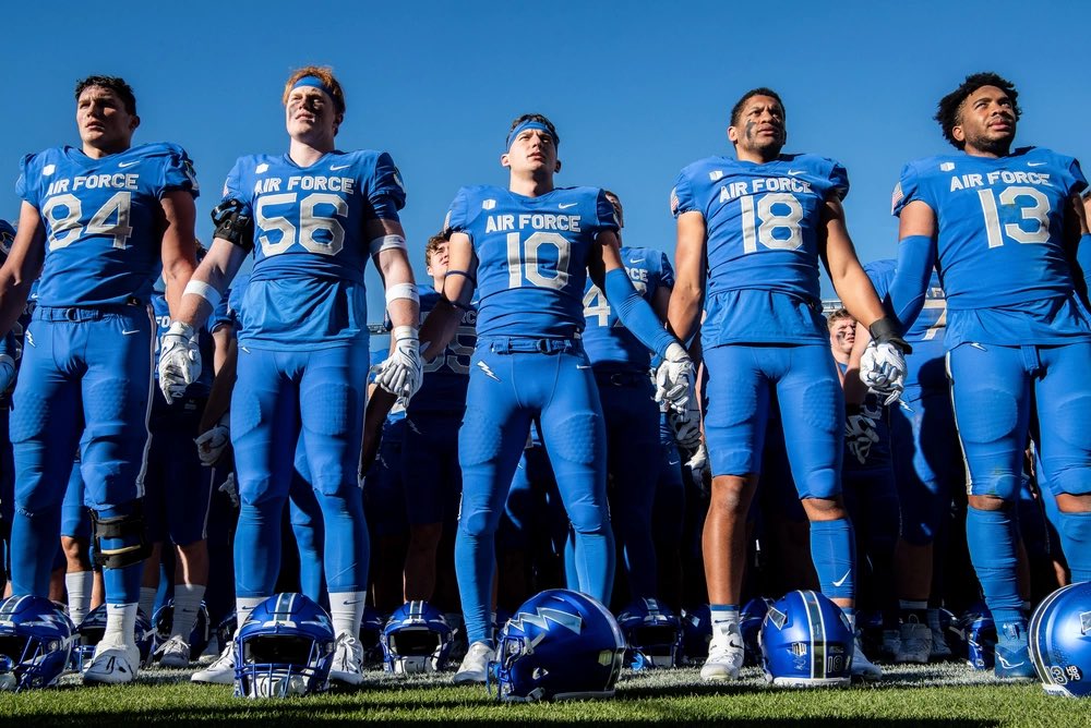 After a great conversation with <a href="/CoachStubbs/">Taylor Stubblefield</a> I’m blessed to have received my 1st division one offer to the Air Force Academy! <a href="/AF_Football/">Air Force Football</a> <a href="/JordanJ_/">Jordan Johnson</a> <a href="/BrandonHuffman/">Brandon Huffman</a> <a href="/ECCrusaders/">Eastside Catholic Athletics</a> <a href="/coachDDaste/">Dominic Daste</a>