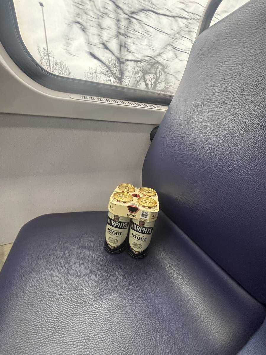 Ehallbandit's tweet photo. Metro and Murphy’s on New Year’s Eve #movethosechains https://t.co/xp7ac4Jtj4