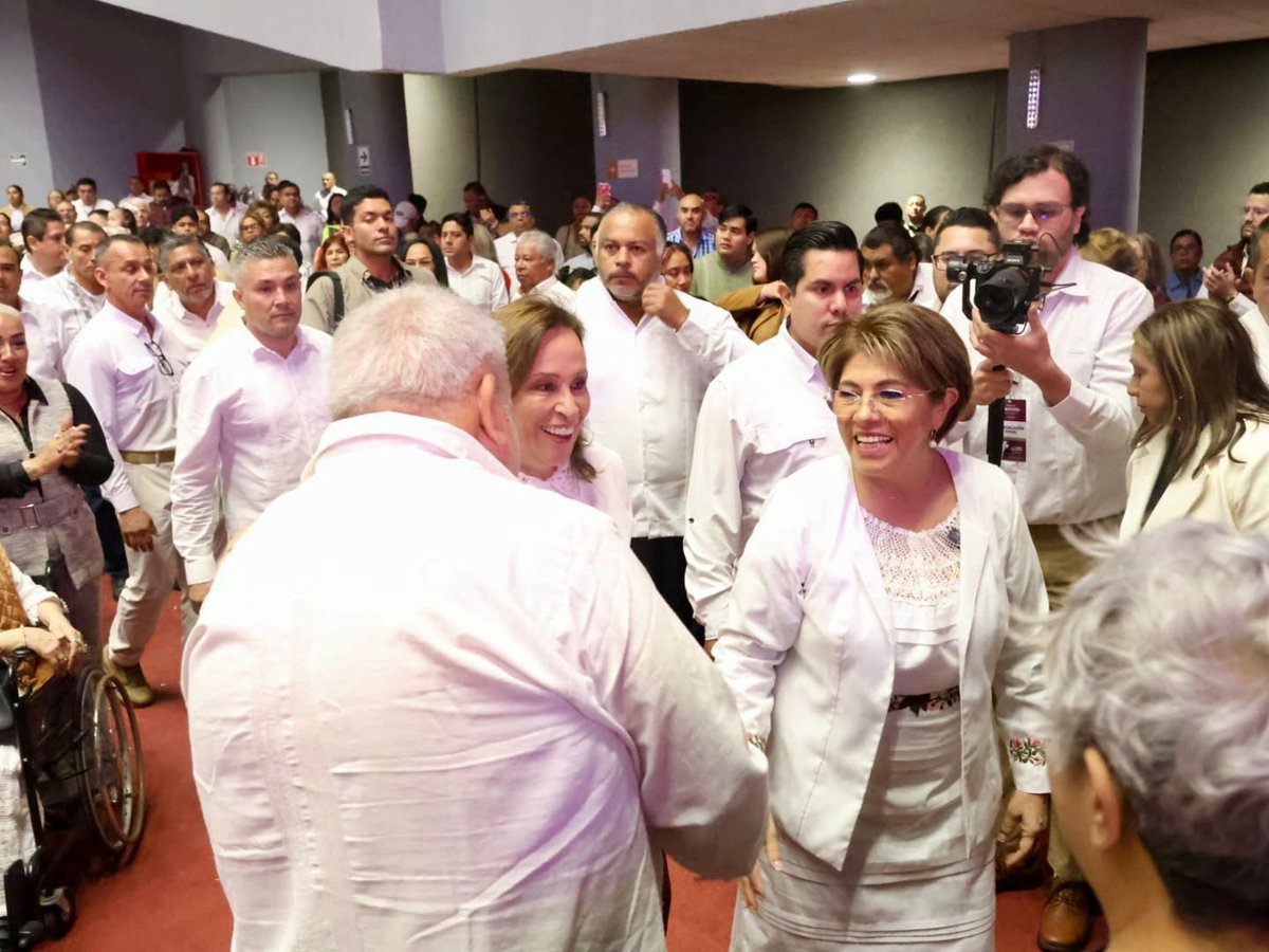 ManuelHuertaLdG's tweet image. En la toma de protesta de la alcaldesa de Veracruz @espejohernande , celebramos el compromiso de poner fin a las privatizaciones del agua y del alumbrado público.

Los servicios son para el pueblo.

#Veracruz #ConElPueblo #Ánimo