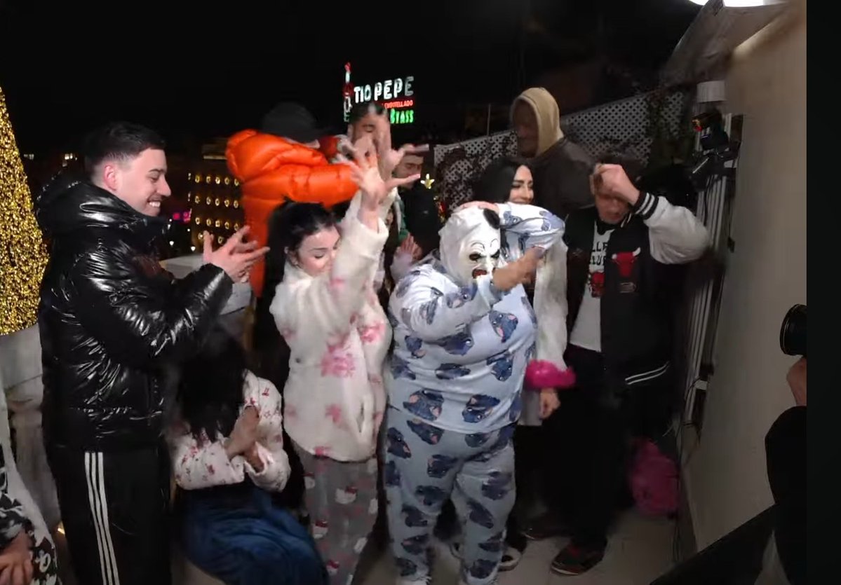 ArianMalone's tweet image. La pereza que da hacer zapping por las cadenas siempre es lo mismo. Viva las campanadas de los Gemelos que viva el Camp y lo cutre!

1.8M !

 #LasCampanadasDeLosGemelos