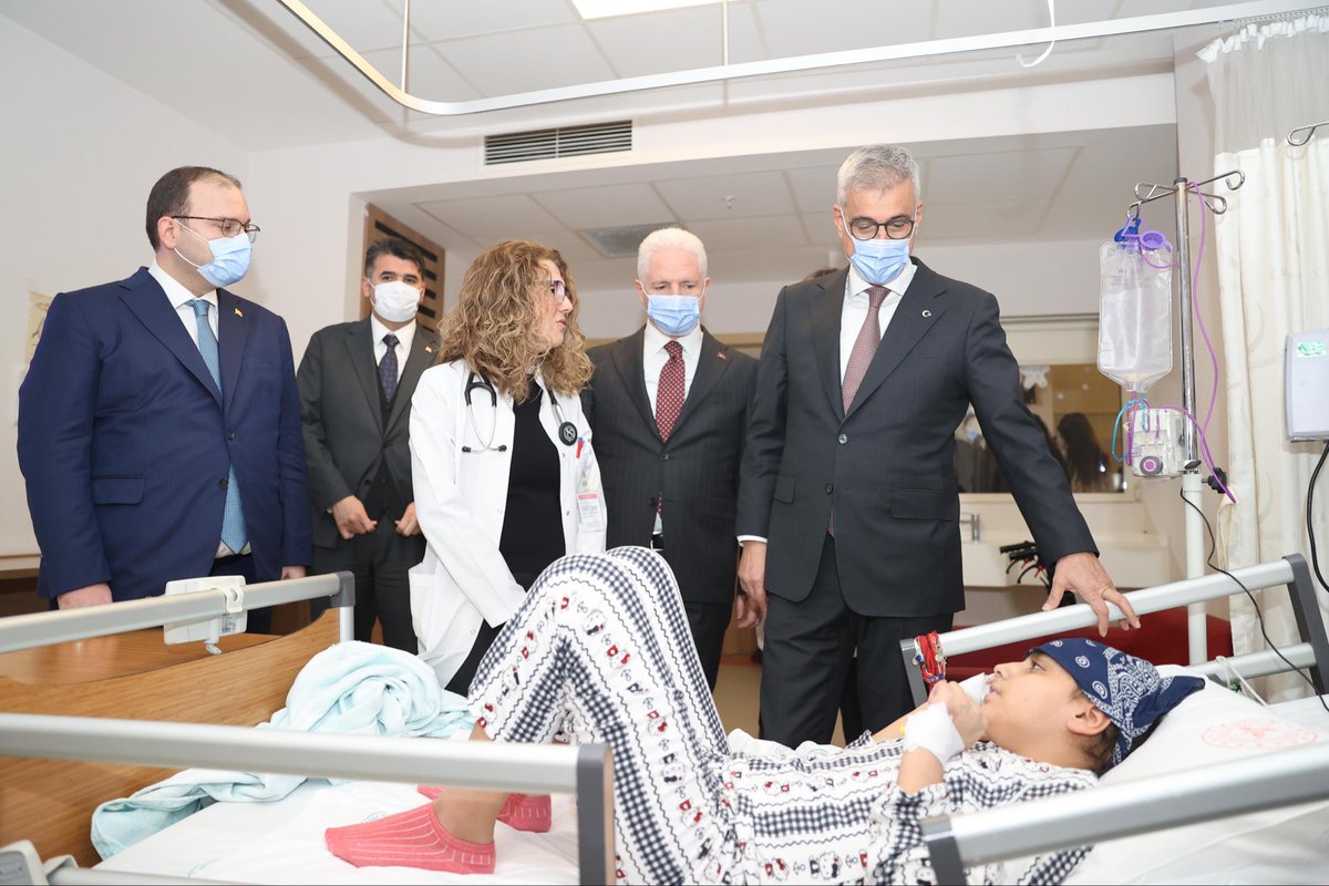 📍 İstanbul

Sağlık Bakanımız Prof. Dr. Kemal Memişoğlu, Şişli Hamidiye Etfal Eğitim ve Araştırma Hastanesi Sarıyer Çayırbaşı Yerleşkesi’nde çocuk hematoloji servisinde tedavi gören minikleri ziyaret ederek yeni yıllarını kutladı.