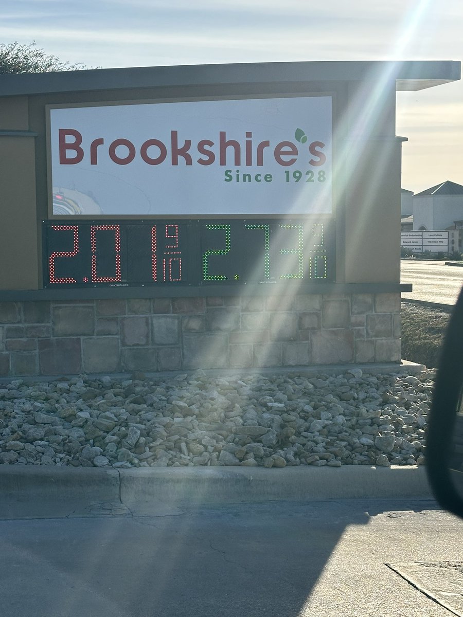 ProfSmithsonian's tweet image. It just keeps coming down.