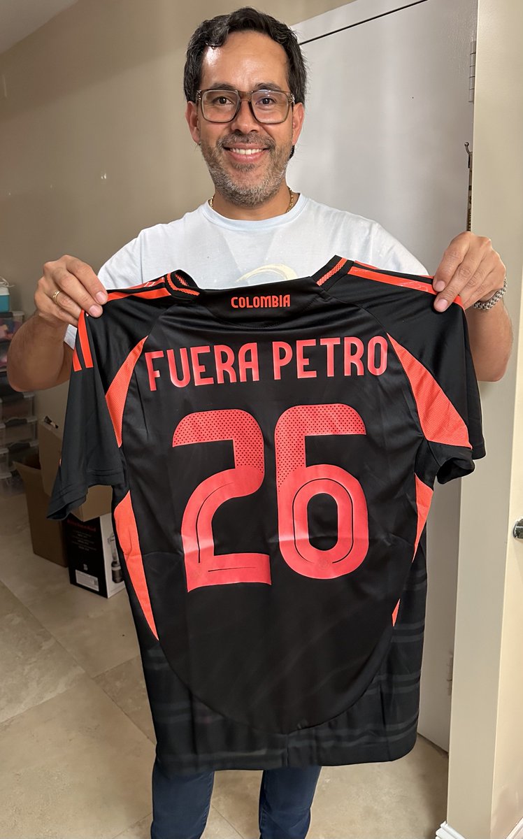 Feliz año 2026. La verdadera selección Colombia es la que se pone esta camiseta en el 26.