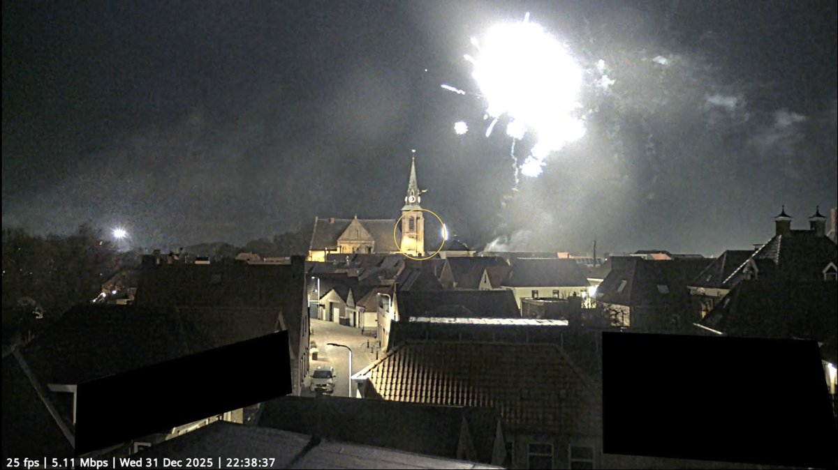 vuurwerk : Webcam Overview Genemuiden  BREMAN.NET youtube.com/live/VZtRWyZ2u… via <a href="/YouTube/">YouTube</a>