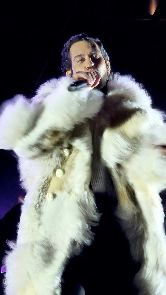 aaaaaaahhh che freddo ma x #Mahmood questo e altro ❤️❤️❤️