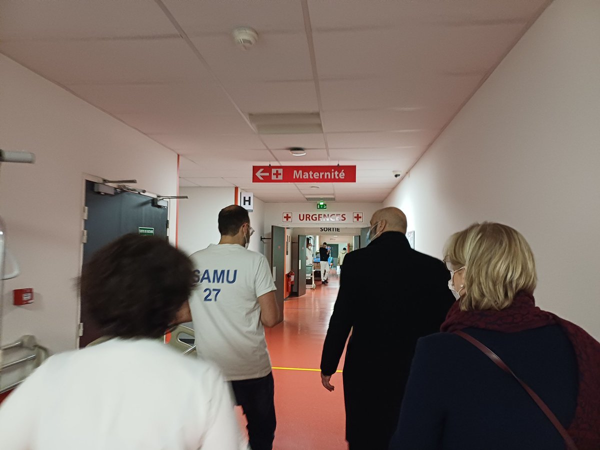 #Sécurité |👮‍♀️🚒👨‍⚕️ Engagés tous les jours de l'année, les forces de sécurité intérieure, militaires, sapeurs-pompiers, personnels soignants et autres services de l'Etat restent pleinement mobilisés lors du Nouvel An.

Le préfet s'est rendu auprès d'eux pour saluer leur engagement