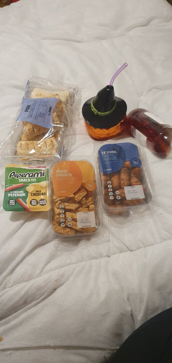 MissMusical101's tweet image. Happy New Year in advance everyone. 

Just howked the tech into the bedroom to keep Thor settled and me quiet so I'm rounding off my 2025 with @AllenOd101 &amp;amp; @colinodonoghue1 podcasts, a picnic for 1 and Crash Bandicoot 😍