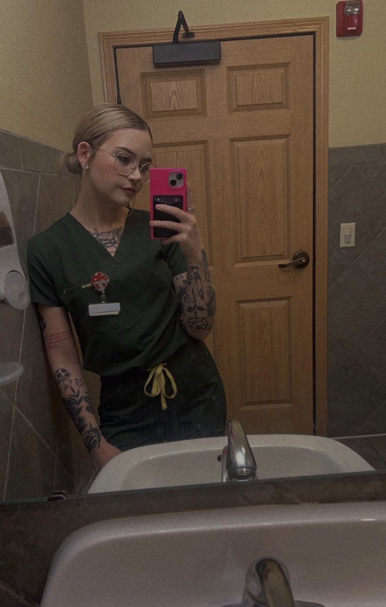 geka9400's tweet image. 1 year later, same scrubs, whole different vibe going on here 😂