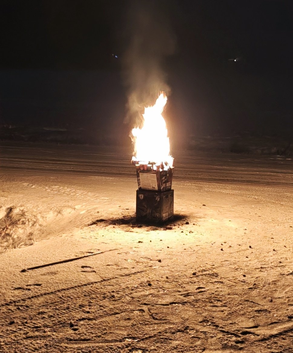 To87Fin's tweet image. Hyvää uutta vuotta. Pyrokratia merkkinen jätkänkynttilä valaisee vielä ympäristöä.