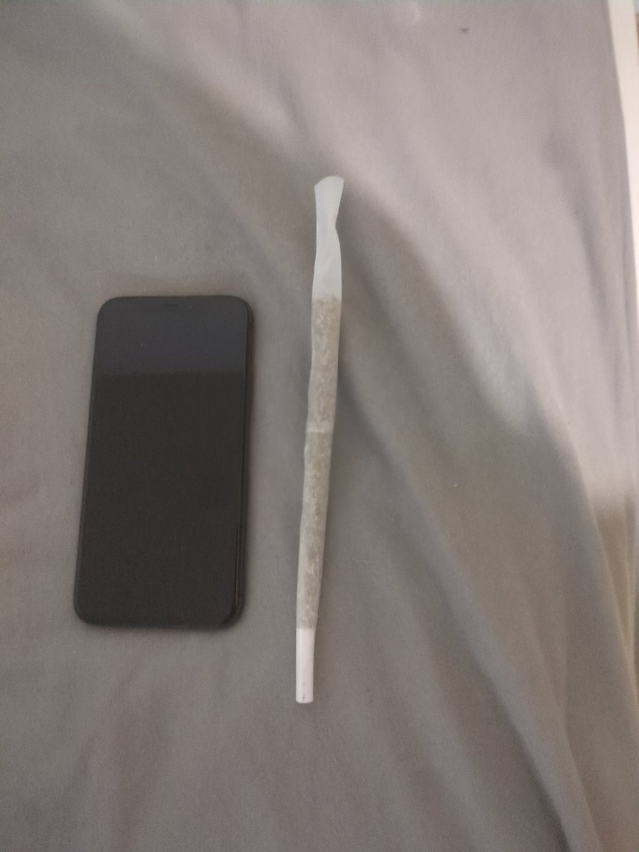 Silvester Rakete iPhone for scale