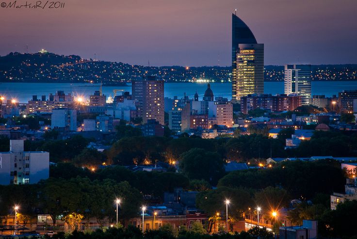 Yonyber's tweet image. A la izquierda una foto de Montevideo, iluminada por una empresa pública en un país gobernado por el comunismo.
A la derecha Buenos Aires, apagoneada por una empresa privada en un país gobernado por Milei.
No hay debate posible