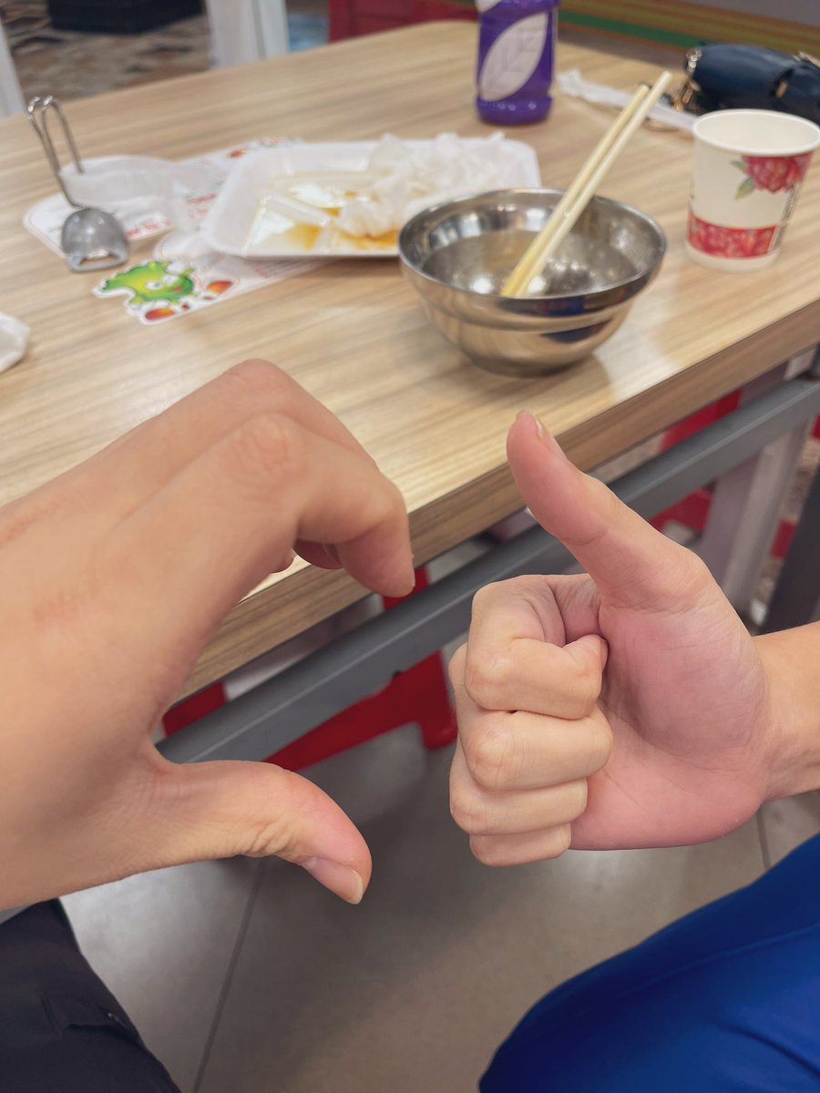 你各位星年快樂：3
雖然跨年的時候和朋友在外面吃著清粥小菜
只好拍個照代表我有在跨年

新的一年也請各位多多指教喔！
愛你們