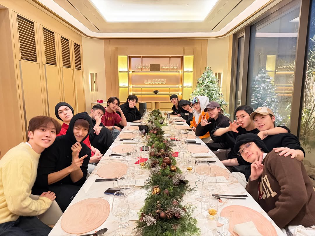 flamehanie's tweet photo. the original OT13 SEVENTEEN monthly meeting photo was HD, but unfortunately when it was uploaded to instagram, it got compressed and is no longer HD 🥲

from 🍒🐯🍑🐱                       from 🐰🐯
(instagram)                                  (weverse) https://t.co/dSjyQmfJ8Z