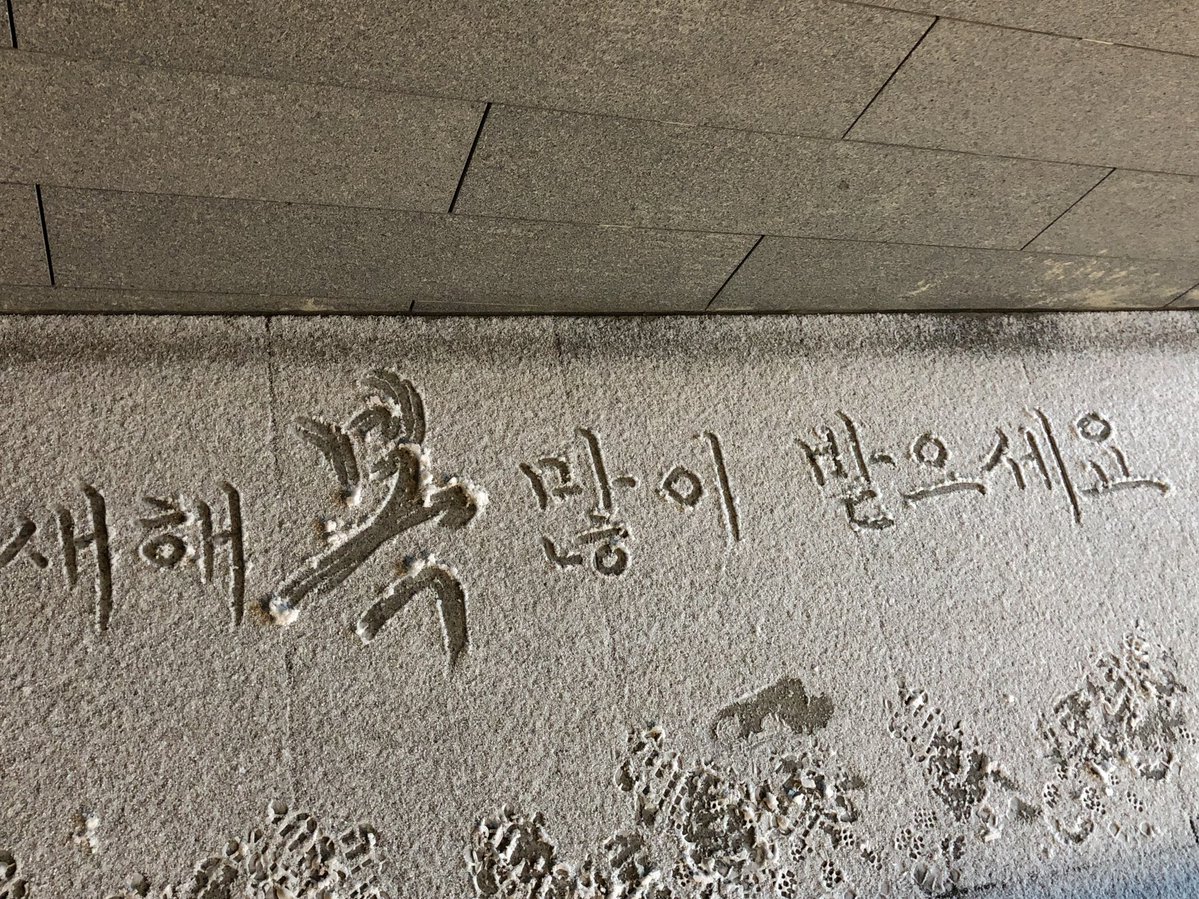 다들 새해 복 많이 받으셔요!!!

가챠 성공 하시고 

템드랍 많이 되서 신화템 먹고 

원하시는 캐릭 픽뚫 하시고 강화 성공 대박 나길 

올해도 잘부탁드려요!!!