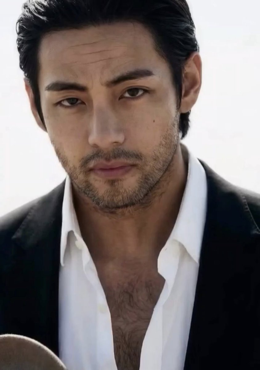 taeguide's tweet image. Taehyung was showing this edit of him with a beard that was going viral a few days ago after he spoke about wanting to grow out his beard longer 😭