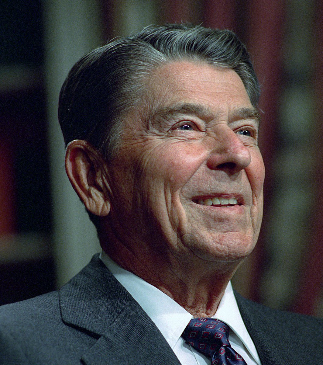 “El hombre no es libre a menos que el gobierno sea limitado. Hay una clara causa y efecto aquí que es limpia y predecible como una ley física. A medida que el gobierno se expande, la libertad se contrae”

Ronald Reagan