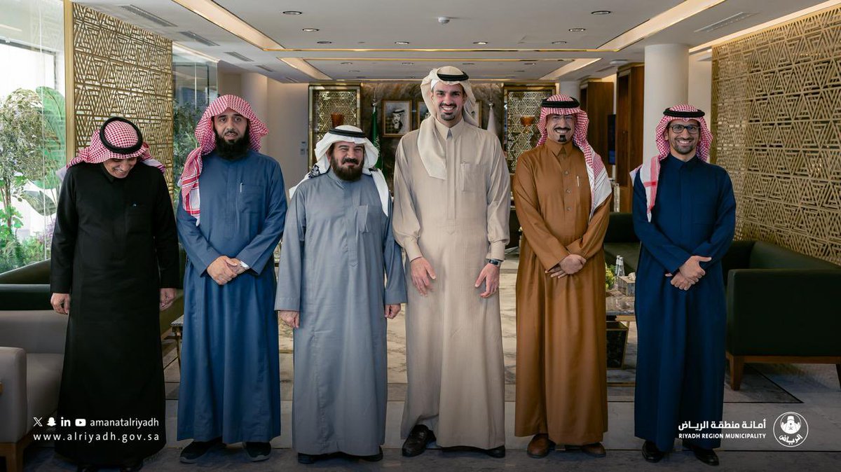 صاحب السمو الأمير د. فيصل بن عيّاف،
أمين منطقة الرياض، يلتقي بعدد من سكّان
حيّ المهدية ضمن مبادرة «قهوة مع الأمين»
لمناقشة مقترحاتهم التطويرية للحيّ والتحديات
التي تواجههم، ولتعزيز المشاركة المجتمعية
الفاعلة مع السكان.