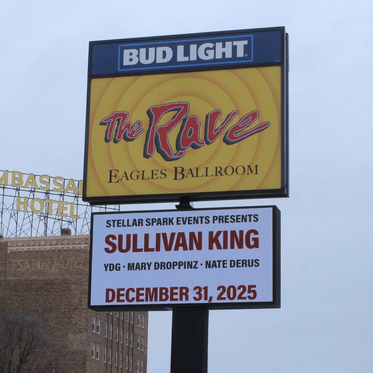 therave's tweet image. TONIGHT at The Rave / Eagles Club 🥂🎆

@sullivanking at @stellarspark New Year's Eve with @itsydg, @marydroppinz, and @natederus

⏰ Show starts at 7:30 PM
🎫 Tickets available at the door or online at therave.com/nye26