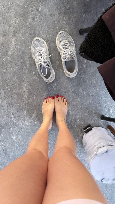 Got my legs &amp; 🐱 lazered. So smooth 💋 https://t.co/FMsR8HKxBh<a href="/tag/manipedi"class="tags"><span>#manipedi</span></a>