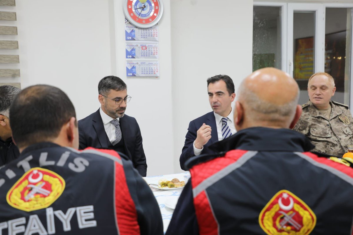 Ntanglay's tweet photo. Valimiz Sayın @ahmetkarakaya37 ile birlikte İtfaiye Müdürlüğümüzü ziyaret ettik.

Ziyaretimiz sırasında, itfaiye personelimizle birlikte kış mevsiminin getirdiği zorlu şartlara karşı alınan tedbirleri yerinde inceleyerek yürütülen çalışmalar hakkında bilgi aldık.

Can ve mal güvenliğinin sağlanması adına gece gündüz demeden görev yapan tüm itfaiye personelimize özverili çalışmalarından dolayı teşekkür ediyor, kolaylıklar diliyorum.